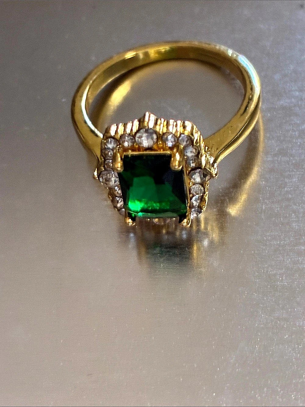 Green Center Stone Gold-Tone Ring Like New